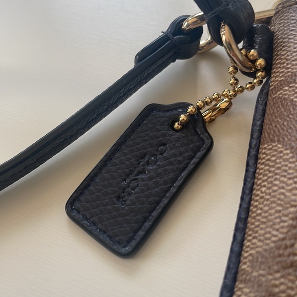 Coach wristlet - never used - Picture 2 of 4